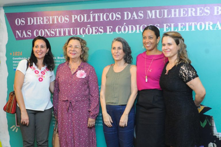 Exposição: “90 Anos do Voto Feminino no Brasil”. Dep. Tereza Nelma PSD - AL ; Angélica Kalil - CURADORA DA EXPOSIÇÃO ; Ana Maria Prestes Rabelo - CURADORA DA EXPOSIÇÃO ; Lara Cordeiro - Secretária da Mulher .