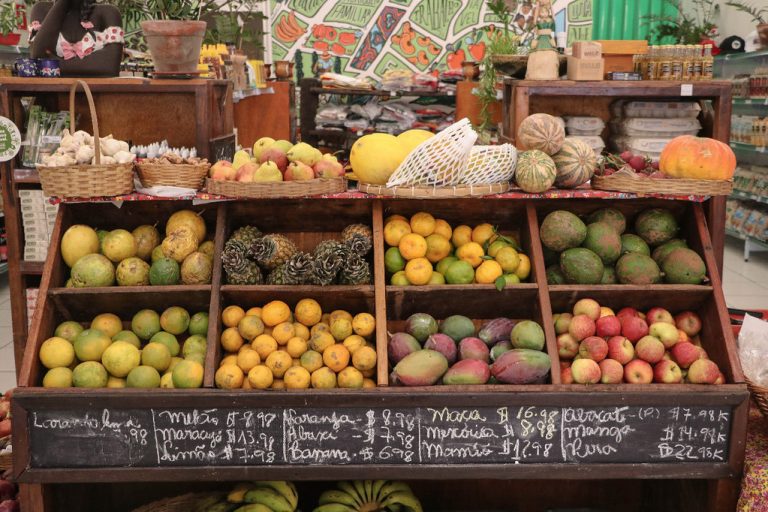 Banca de feira com caixas de frutas