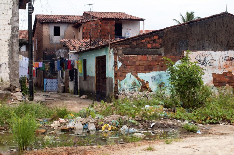 Cidades - favelas e pobreza - auxílio emergencial - pobre - desemprego