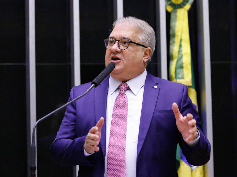 Deputado Augusto Coutinho discursa no Plenário da Câmara