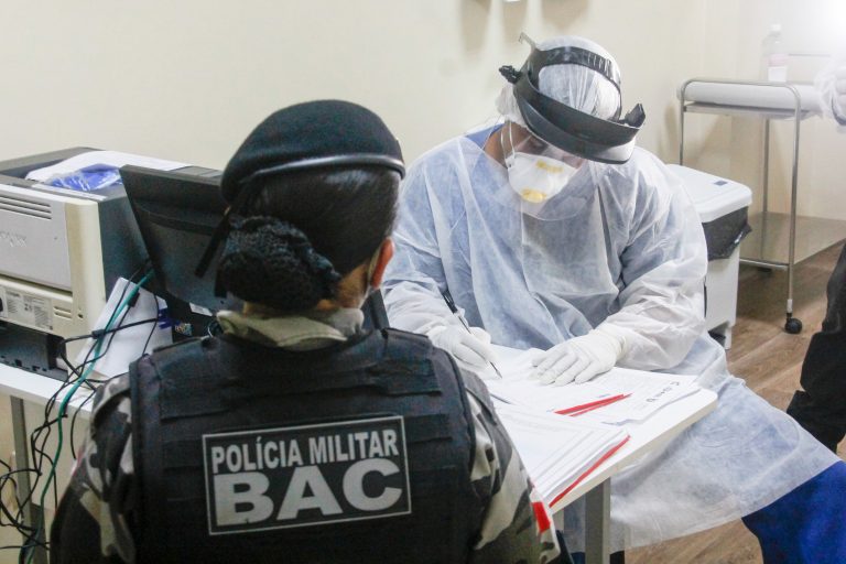 Saúde - doenças - coronavírus Covid-19 pandemia policiais transmissão contágio contaminação testes testagem diagnóstico profissionais risco consulta (Policial atendida por médico por suspeita de coronavírus)