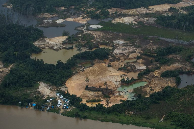 Direitos Humanos e Minorias - Área de garimpo na região do rio Uraricoera na Terra Indígena Yanomami - garimpo em terras indígenas - atividade de garimpo