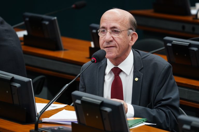 Deputado Rubens Otoni fala ao microfone