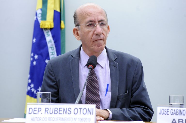 Deputado Rubens Otoni fala ao microfone