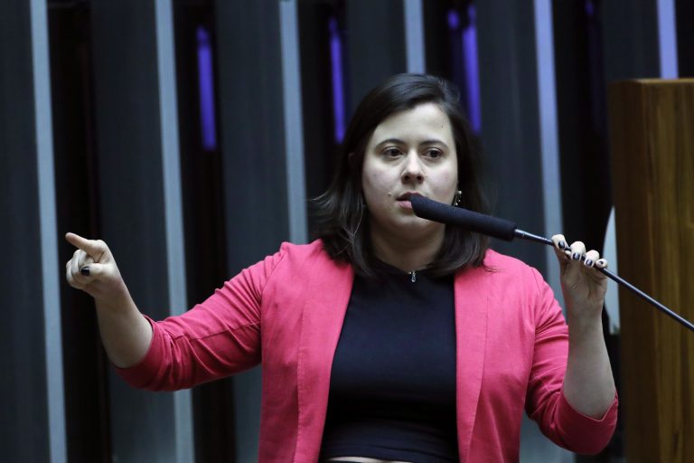 Deputada Sâmia Bomfim discursa no Plenário da Câmara