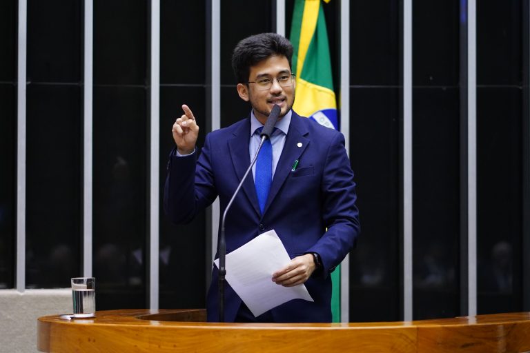 Deputado Kim Kataguiri fala ao microfone