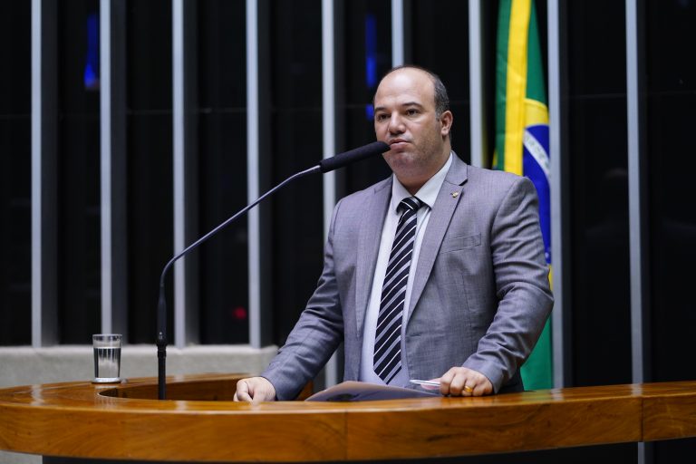 Deputado Murillo Gouvea fala ao microfone