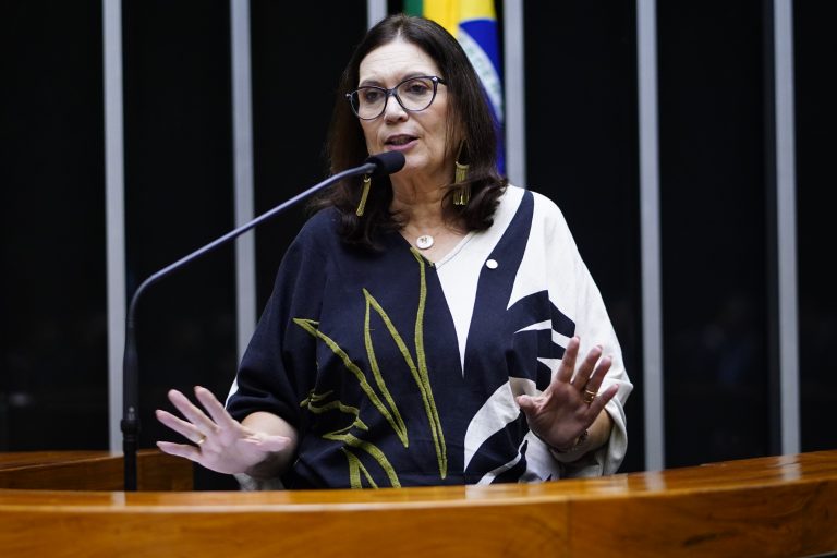 Deputada Bia Kicis discursa no Plenário da Câmara. Ela é uma mulher branca, tem cabelos médios e castanhos e usa uma blusa preta e branca