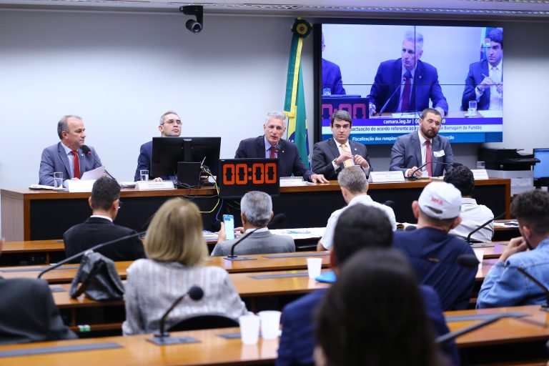 Audiência Pública "Repactuação do acordo referente ao rompimento da barragem de Fundão". Dep. Helder Salomão (PT - ES), dep. Rogério Correia (PT - MG), conselheiro do Conselho Nacional de Justiça, Luiz Fernando Bandeira De Melo, Advogado-Geral da União Adjunto, Junior Divino Fideles