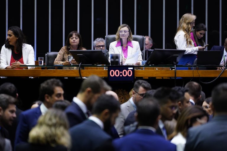 Sessão para a votação de propostas legislativas. Dep. Duda Salabert (PDT - MG), dep. Alice Portugal(PCdoB - BA) e a dep. Maria do Rosário(PT - RS)