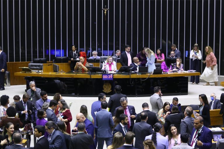 Deputados em pé no Plenário da Câmara estão conversando