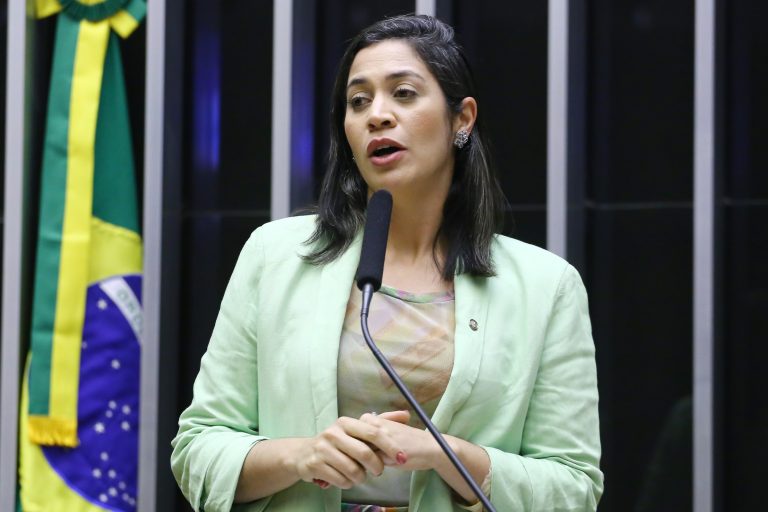 Deputada Iza Arruda fala ao microfone