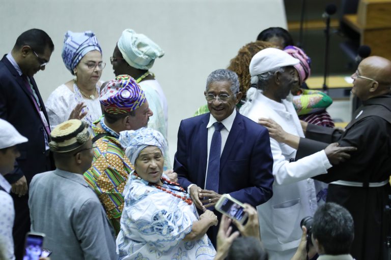 Homenagem ao Dia Nacional das Raízes de Matrizes Africanas e Nações do Candomblé. Mães de santo e dep. Vicentinho (PT-SP)