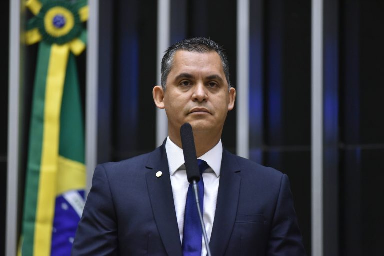 Deputado Gilson Daniel (Pode-ES) discursa no Plenário da Câmara