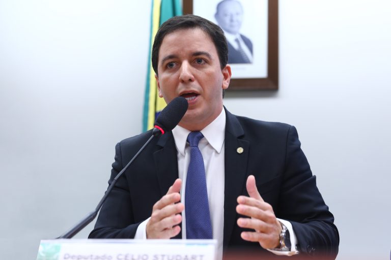 Deputado Célio Studart fala ao microfone. Ele é branco, tem cabelo escuro e usa terno preto