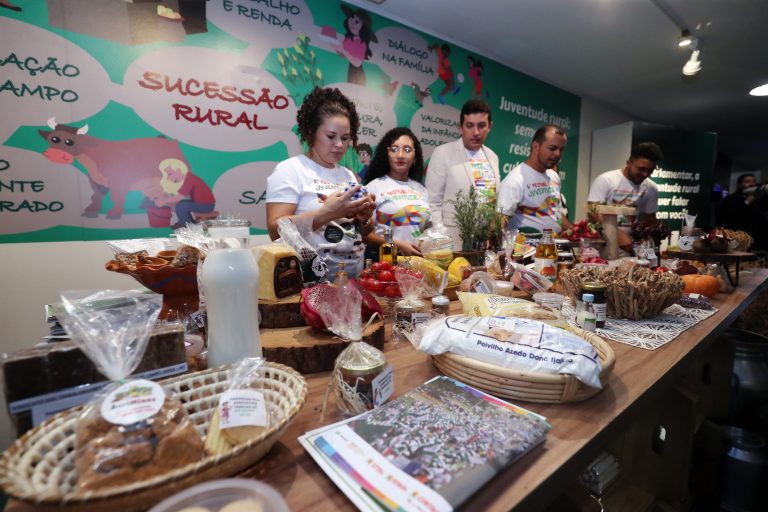 Mostra de produtos da agricultura familiar.