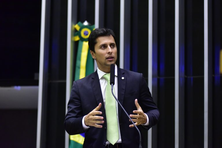 Deputado Duarte fala ao microfone