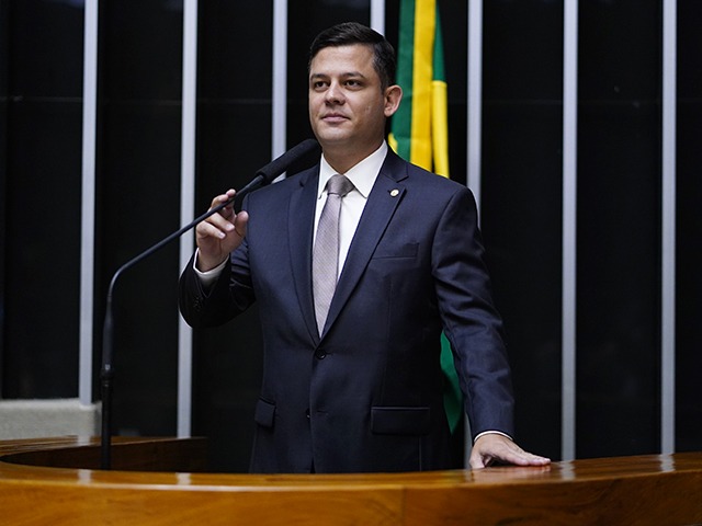 Deputado Tião Medeiros fala ao microfone