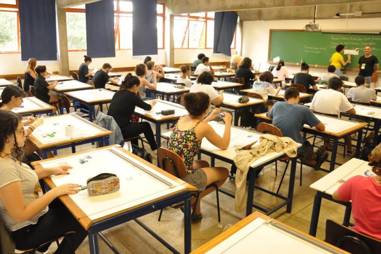 Educação - geral - vestibular universidades faculdades ensino superior jovens estudantes avaliações concursos (vestibular na Universidade Estadual de Londrina-PR)