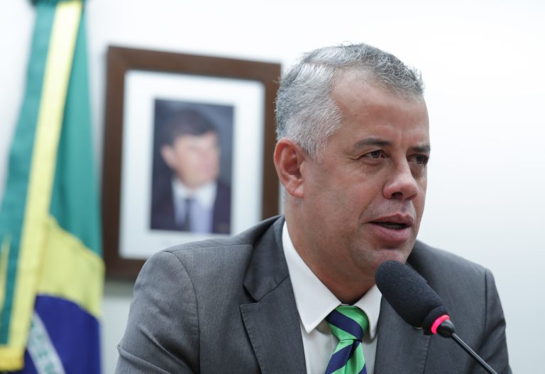 Deputado Evair Vieira de Melo fala ao microfone