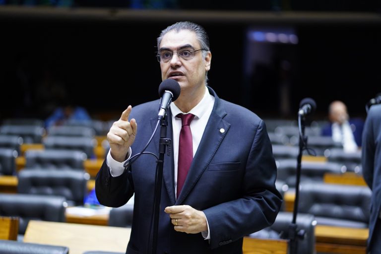 Deputado Lafayette de Andrada (Republicanos-MG) no Plenário da Câmara dos Deputados