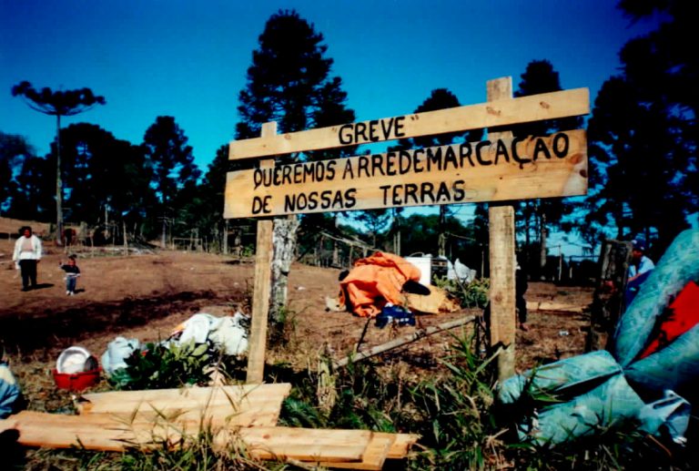 Indígenas Xokleng pedem demarcação do território, em 2000