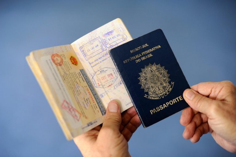 Uma pessoa segura dois passaportes