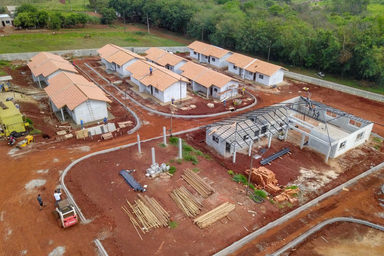 Foto aérea da construção de um condomínio de casas