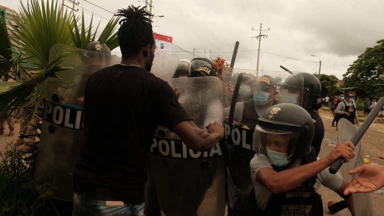 Relações exteriores - geral - emigrantes - confrontos em fronteira - direitos humanos - Confronto na fronteira Brasil-Peru - Na região de Iñapari, na fronteira com o Brasil, a polícia do Peru disparou balas de borracha e de gás lacrimogêneo contra um grupo de quase 400 imigrantes nesta terça-feira (16). Entre os imigrantes estão haitianos e africanos, que querem seguir viagem para o Equador. No grupo de pessoas barradas estão mulheres e crianças