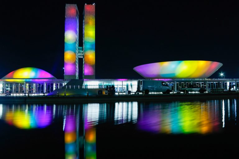 Projeção das cores vermelha, laranja, amarela, verde, azul e roxa no Palácio do Congresso Nacional