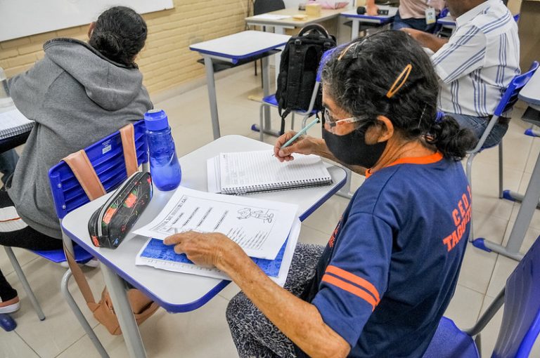 Idosos estudam na rede pública do Distrito Federal