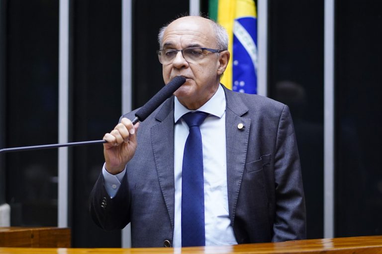 Deputado Bandeira de Mello (PSB-RJ) no Plenário da Câmara dos Deputados