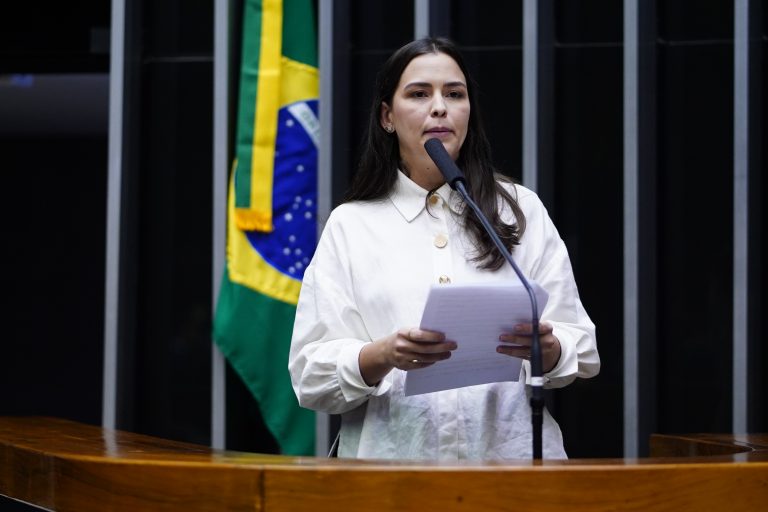 Deputada Maria Arraes fala ao microfone