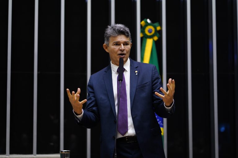 Deputado José Medeiros discursa no Plenário da Câmara