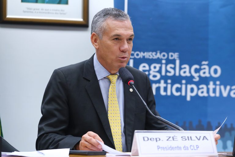 O deputado Zé Silva fala ao microfone