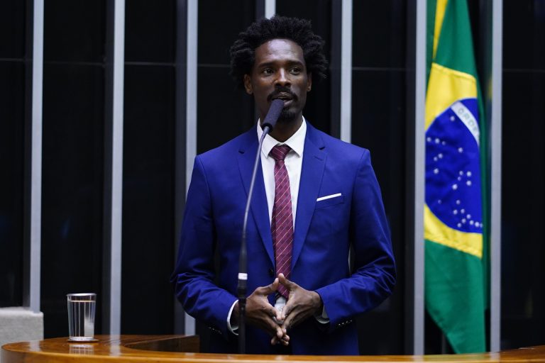 Casos de racismo ocorridos na Espanha contra o jogador de futebol Vinícius Jr. Assessor Especial da Ministra de Estado do Esporte, André Silvestre da Silva.