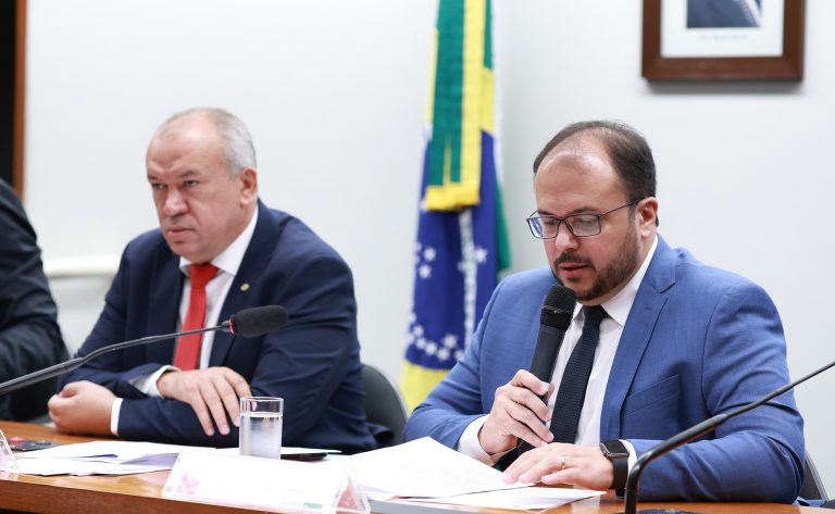 Audiência Pública - Regime Tributário na Aquisição de Insumos Recicláveis (Projeto de Lei nº 1800/2021). Dep. Paulo Guedes (PT - MG) e o dep. Thiago de Joaldo (PP - SE)