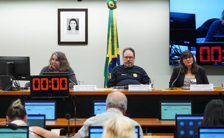 Deputados reunidos numa sala