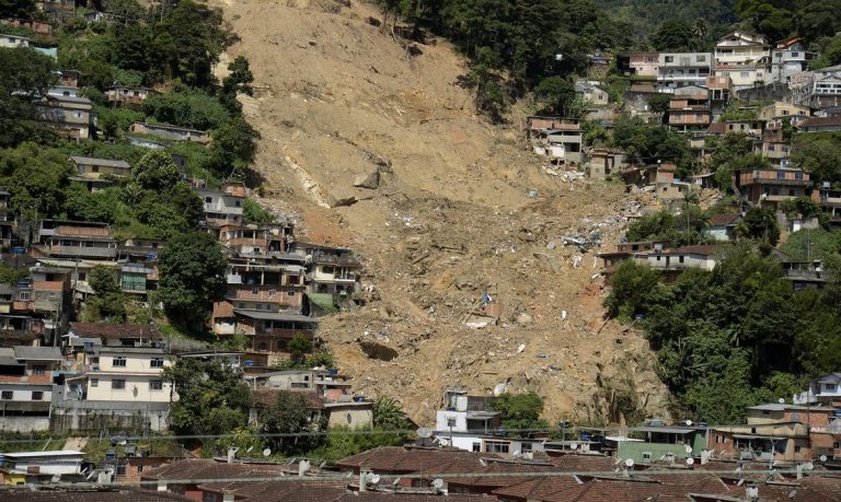 Casas em área de risco - municípios - deslizamento de terra - área de risco - desastre - defesa civil