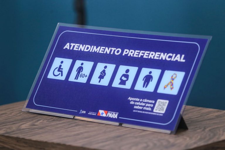 Placa indica quem tem direito ao atendimento preferencial