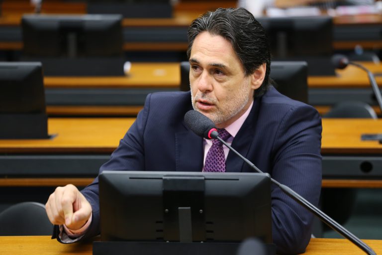 Deputado Danrlei de Deus Hinterholz fala ao microfone