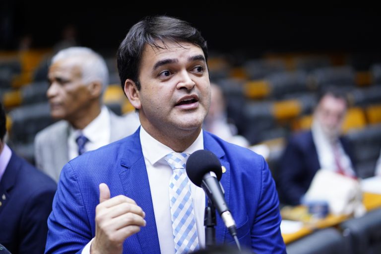 Deputado Rubens Pereira Júnior discursa em Plenário