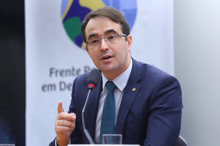 Deputado Bruno Ganem fala ao microfone em evento