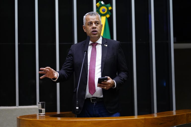 Evair Vieira de Melo discursa na tribuna do Plenário