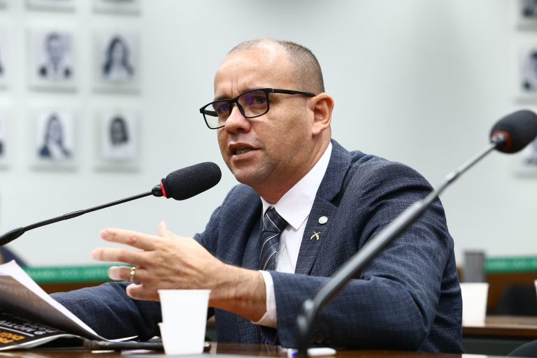 Deputado Sargento Gonçalves fala ao microfone em plenário de comissão