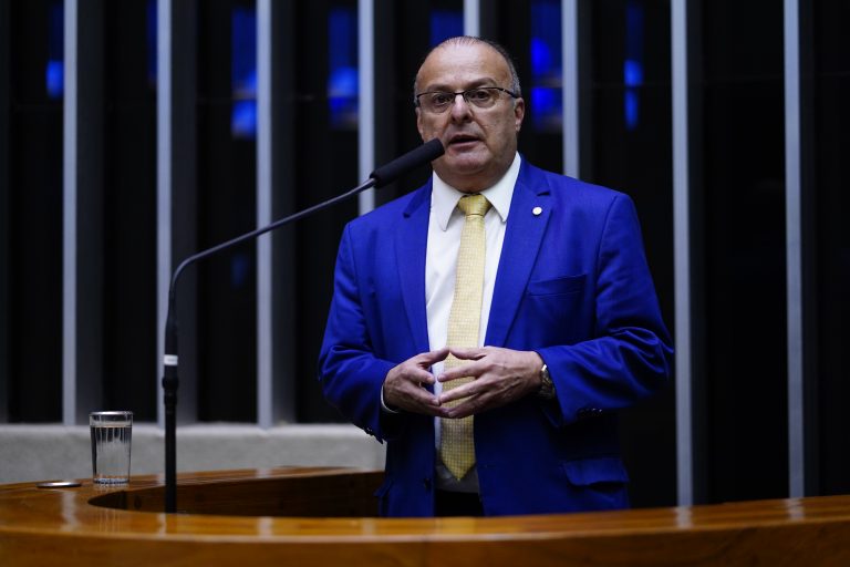 Deputado Paulinho Freire fala ao microfone