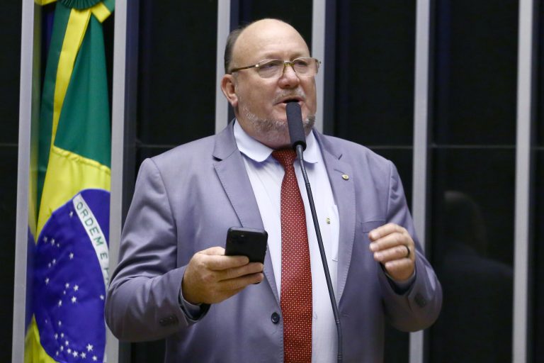 Deputado João Daniel (PT-SE) fala em sessão do Plenário da Câmara dos Deputados