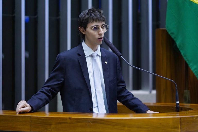 Deputado Amom Mandel discursa na tribuna do Plenário