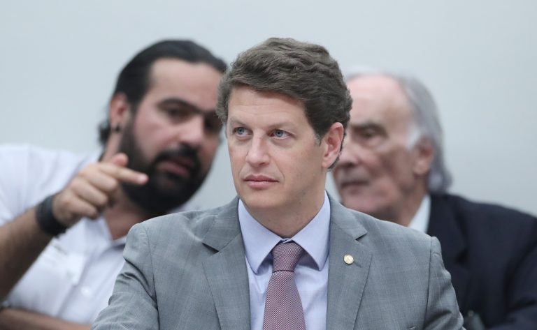 Deputado Ricardo Salles está sentando olhando pra frente