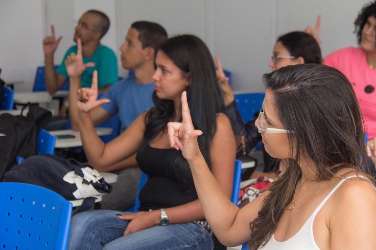 Direitos Humanos - deficiente - aula de Libras língua brasileira de sinais universidades alunos surdez surdos